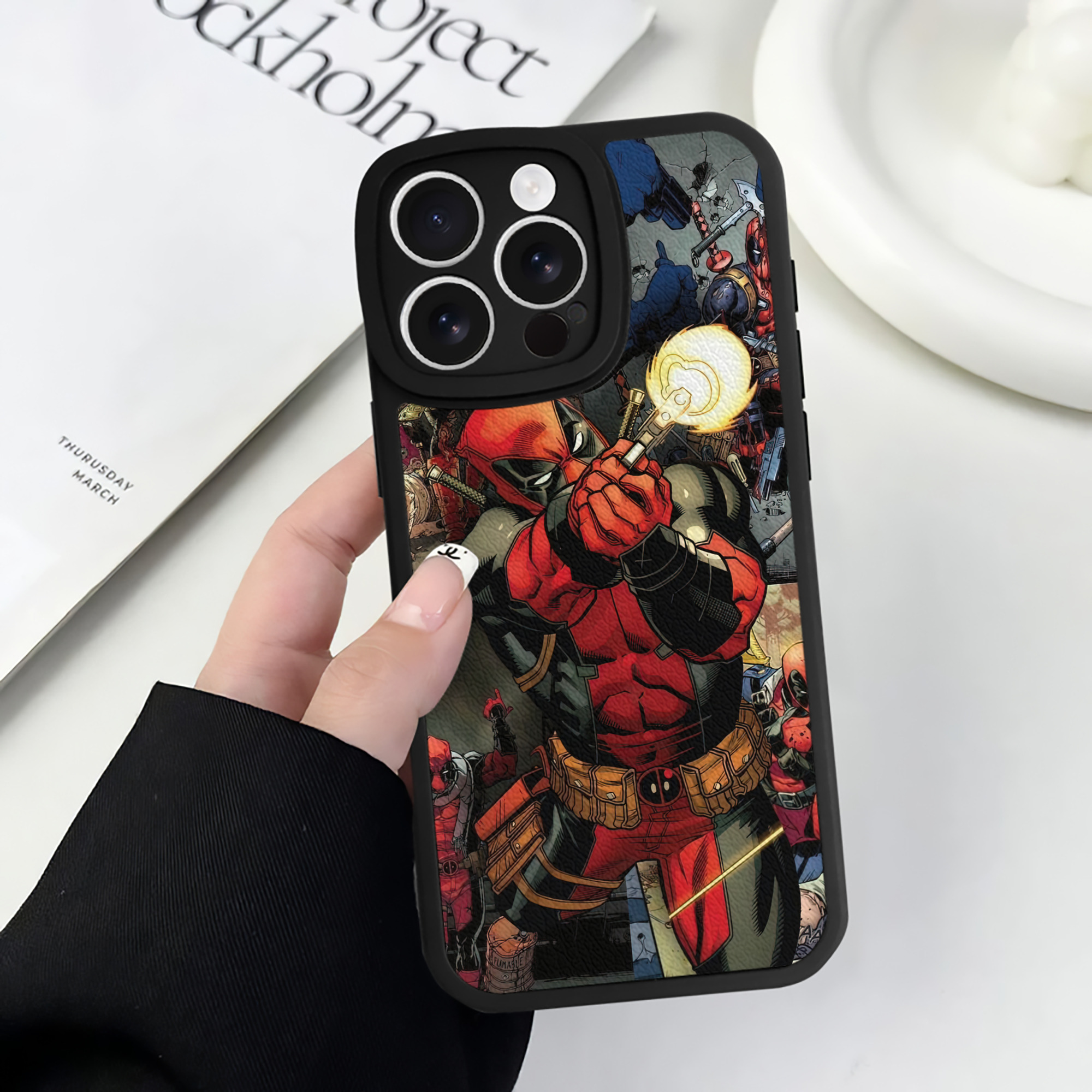 （画像用） Deadpool デッドプール 【iPhone 16シリーズ対応】シリコンスマホケース（レザー調） 材質：シリコン